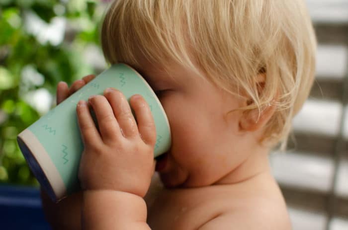 Baby mit Trinkbecher - gesunde Familienküche und gesundes Familienleben ohne Zucker