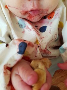 Baby isst selber am Familientishc- eine Beikosteinführung ohne Brei