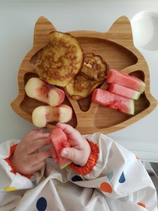 Frühstücksteller aus Holz mit frischem Obst und Pfannkuchen ohne Zucker - blw Rezepte für Babys und Kleinkinder