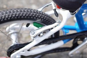 grün gekennzeichnete Handbremse für die Hinterradbremse am woom 2 Kinderfahrrad - Fahrradfahren lernen leicht gemacht