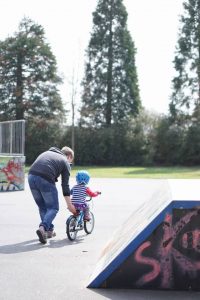 Papa und Tochter beim Fahrradfahren lernen - unserer 15 Tipps, wie du dein Kind entspannt und bedürfnisorientiert begleiten kannst beim Fahrradfahren lernen.