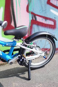 Ein Fahrrad für Kinder, das sehr verkehrssicher ist und alles hat, was ein großes Fahrrad auch hat- Fahrradklingel, Fahrradständer, Pedale und Schutzbleche