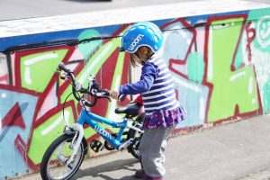 Sicher Fahrrad fahren lernen mit einem Helm - im Straßenverkehr sicher unterwegs mit dem woom 2 Fahrrad für Kinder von woombikes