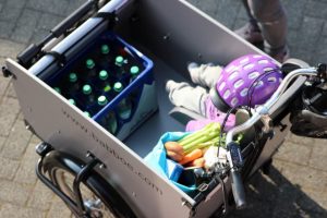 Baby und Einkäufe finden sicher Platz in der großen Transportbox vom Fahrrad - Das Babboe Big-E im Test. Unser Lastenrad mit Elektromotor.