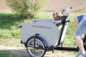 Das Babboe Hollandrad mit Transportkiste und viel Platz einen Ausflug zum Picknick ins Grüne
