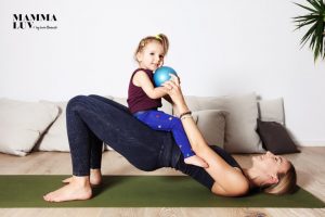Yoga mit Kind nach der SChwangerschaft - mit dem CORE Mamma Programm von mammaLuv kann die Rückbildung einfach von zuhause aus passieren