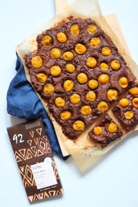 schneller Brownie vom Blech - Rezept für einen Schokoladenbrownie mit Früchte wie Physalis oder Himbeeren mit Schokolade selber machen
