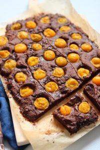 Brownies vom Blech. Rühruchen mit Schokolade schnell und einfach selber machen mit diesem Rezept. Brownies mit Himbeeren, Erdbeeren, Physalis oder Aprikose und Schokolade