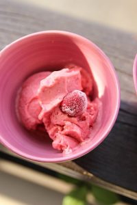 Erdbeereis selber machen im Sommer - vegan und zuckerfrei