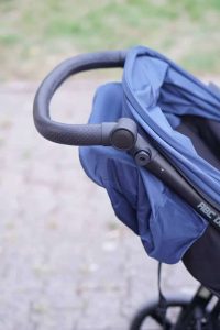 Schiebestange am Buggy ist höhenverstellbar - Der OKINI Sportkinderwagen ist auch für Kleinkinder geeignet