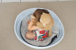Kleinkind mit Kuscheltier Affe in der Wippe von BIG