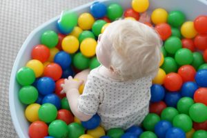 Bällebad für Babys - die Wippe kann einfach vielseitig genutzt werden