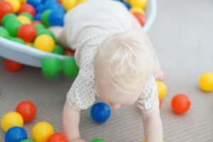 Baby auf Entdeckungstour - Die Wippe kann wie ein Wobbleboard eingesetzt werden und schult das Gleichgewicht