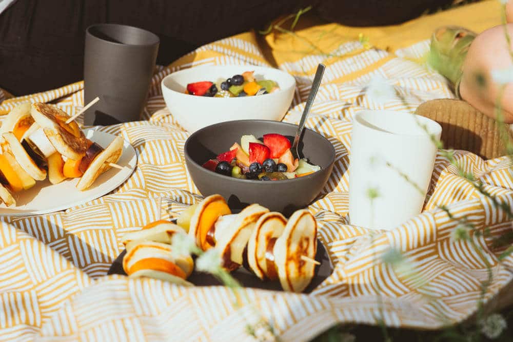 Picknick Rezepte mit Pfannkuchentürmchen und Obstsalat