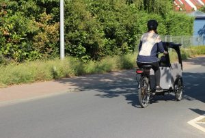 Helmpflicht auch für Erwachsen - der Fahrradhelm erhöht die LAstenrad Sicherheit im Straßenverkehr