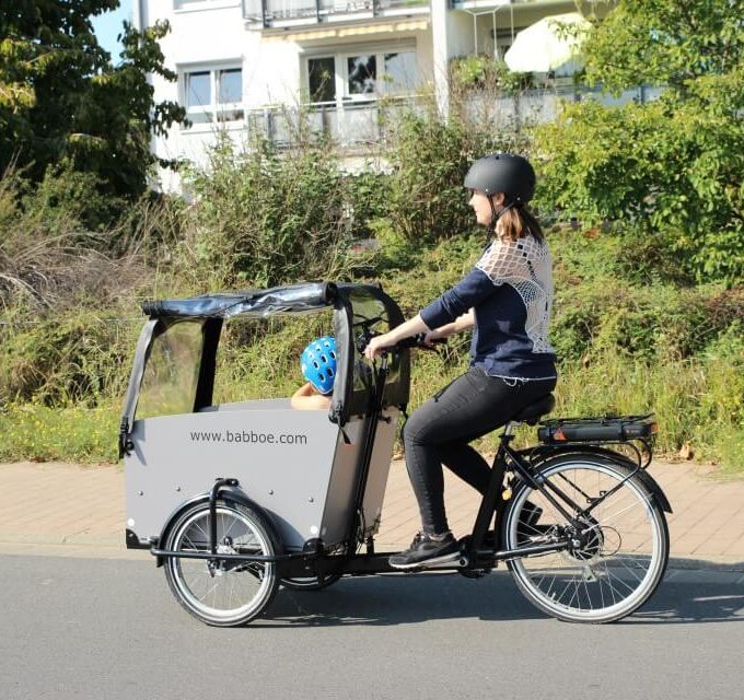 Fahrradfahren mit Kindern - im Lastenrad von Babboe ist in der Transportbox Platz für einen Kindersitz