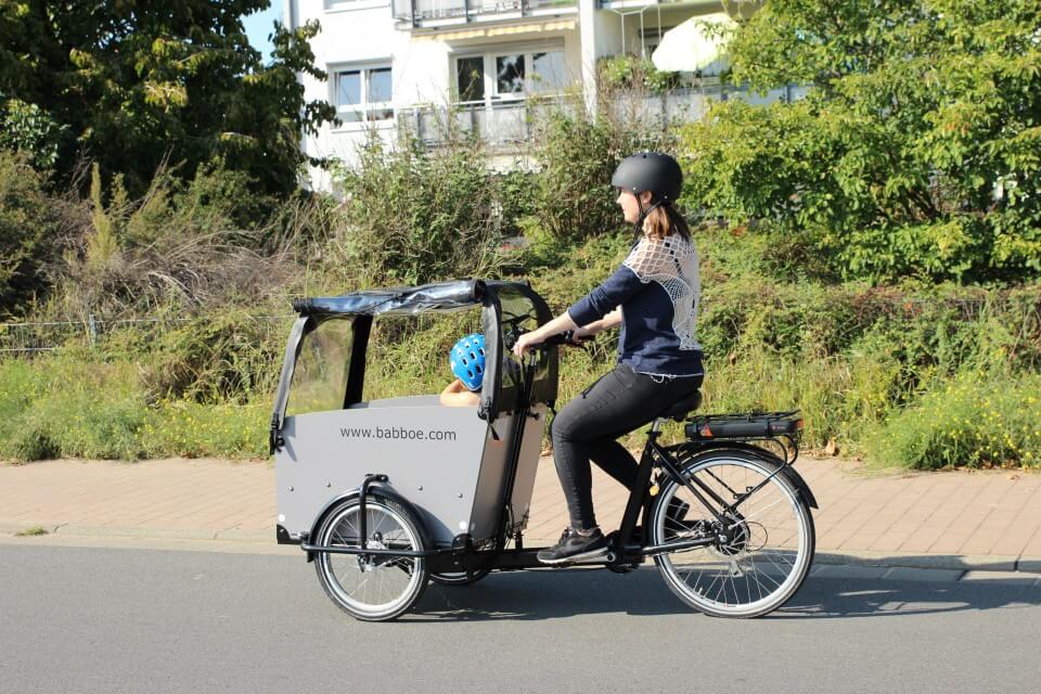 Fahrradfahren mit Kindern - im Lastenrad von Babboe ist in der Transportbox Platz für einen Kindersitz