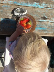BLW Baby isst Obst in der Strandbar - so lassen wir es uns alle während unserer Elternzeit Reise als Familie gut gehen