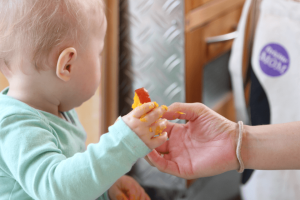 Wie oft Baby essen und Trinken anbieten? Wie sieht die Beikosteunführung ohne Brei aus?