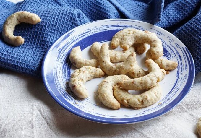 zuckerfreie Plätzchen und Kekse für die Adventszeit backen. Unsere Rezepte für Plätzchen ohne Zucker die breifrei und BLW geeignet sind in einem Backbuch