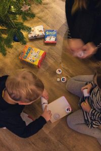 Spiel für Kinder mit Würfel und magnetischen Scheiben zum Erkennen von Farben, Formen und Symbolen - Spielideen für Drinnen