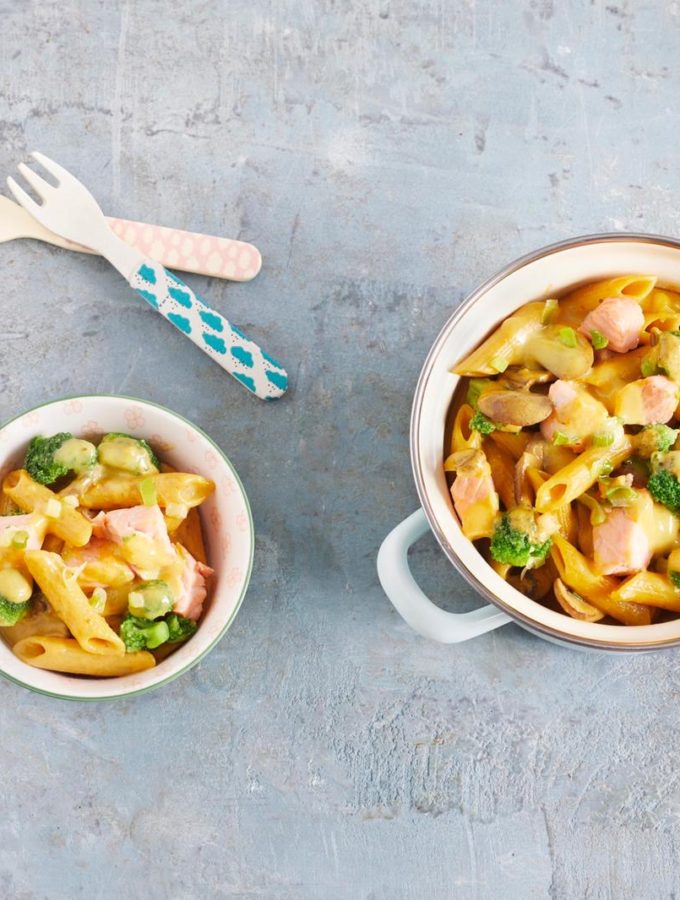 One-Por-Pasta mit Lachs, Pilzen und Brokkoli - ein schnelles Pasta Gericht für Babys und Kleinkinder und den Rest der Familie. Wir zeigen dir unser schnelles Rezept für ein gesundes Mittagessen.