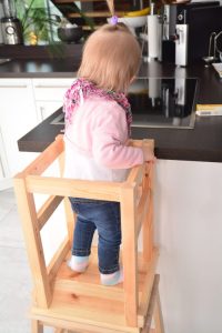 Küchen Lernturm selbst bauen mit Hocker von Ikea