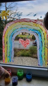 Regenbogen gegen Corona - Wir haben einen Regenbogen an unser Fenster gemalt und dafür Fingerfarbe selber gemacht