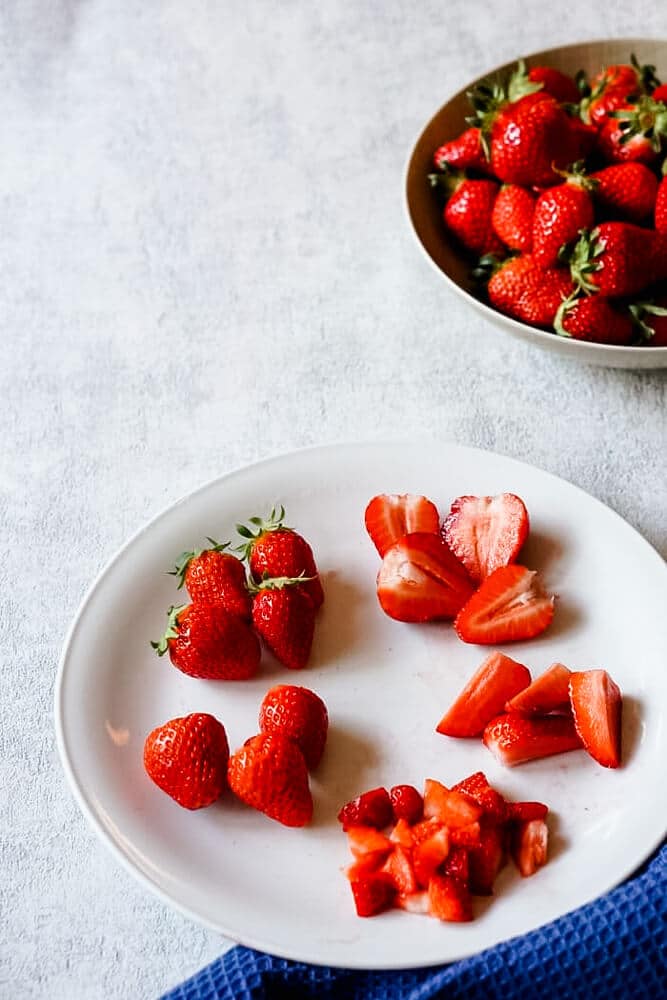 Erdbeeren klein schneiden fürs Baby