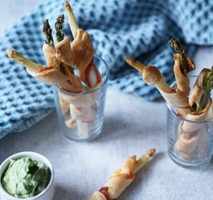 grüner Spargel und weißer Spargel mit Teig umwickelt und grüner Soße - Spargel für Babys
