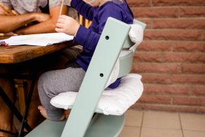 Ab wann dürfen Babys mit Sitzverkleinerer im Hochstuhl sitzen