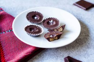 Erdnussmus Pralinen mit zuckerfreier Schokolade und Meersalz - Weihnachtsbäckerei zuckerfrei