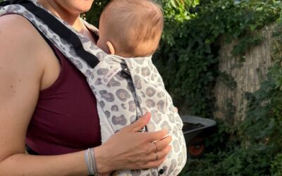 [Anzeige] Babys richtig tragen: Tragetuch oder Fullbuckle – womit fühlst du dich wohler?