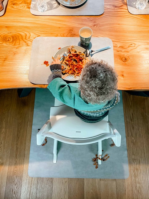 Sicherer Essbereich mit dem passenden Hochstuhl