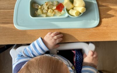 Was tun, wenn Kinder mit Essen werfen? Warum das völlig normal ist und wie du entspannt reagierst