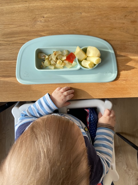 Was tun, wenn Kinder mit Essen werfen? Warum das völlig normal ist und wie du entspannt reagierst