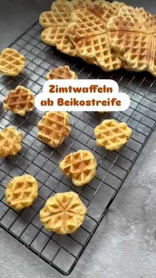 🎄Diese Zimtwaffeln sind der Hit und schmecken wirklich richtig, richtig lecker. Der zeitliche Aufwand ist etwas größer, doch er lohnt sich - VERSPROCHEN!

Die Waffeln sind:
👶Ab Beikostreife geeignet Perfekt für die Adventszeit
🎁In einer Plätzchendose bis zu 1 Woche haltbar

Du brauchst:
❇️280 ml Haferdrink (ersatzweise Kuhmilch oder Mineralwasser)
❇️100 g getr. Soft-Aprikosen (ungeschwefelt)
❇️3 Eier
❇️100 g Obstmark (z. B. Apfel-Mango)

🎅Mehr Rezepte für die Advents- und Weihnachtszeit für Babys findest du in unserem E-Book „Das zuckerfreie Plätzchen-Backbuch“. Kommentiere mit 🍪 und du bekommst einen Überraschung und den Link direkt in dein Postfach.