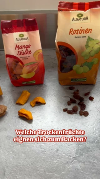 🎅Beim Backen für Babys auf Haushaltszucker verzichten ist gar nicht schwer - wenn man die richtigen Alternativen kennt. Denn leider lassen sich Zucker und Trockenfrüchte nicht immer 1 zu 1 ersetzen. (Konsistenz, Menge und Verarbeitung können sich stark unterscheiden.)

🍎🍌Diese Trockenfrüchte kannst du zum Backen nutzen:
- Datteln
- Rosinen
- Mangostücke
- Feigen
- Pflaumen

❗️Achte darauf, dass du ungeschwefelte Früchte kaufst. Im Bioladen wirst du garantiert fündig. Wenn du entsteinte Soft-Früchte kaufst, ist die Verarbeitung einfacher.

🥣Das macht die Verarbeitung einfacher:
- Einweichen der Früchte in heißem Wasser
- sehr klein schneiden
- Hochleistungsmixer
- Pürieren/Mixen in Flüssigkeit, Öl oder Obstmus

⭐️ Während sich z.B. klassische Ausstechplätzchen weniger für Trockenfrüchte eignen sind Lebkuchen, Nusskekse, Nussecken, Energiekugeln, Dattelbissen, Feigenschnitten prädestiniert für Trockenfrüchte. Auch Füllungen kannst du daraus herstellen.

🎁Diese zuckerfreien Rezepte gibt es übrigens in unserem Plätzchenebook - schick uns einen 🍪 für dein Sonderangebot!

#breifreibaby #breifrei #zuckerfreieplätzchen