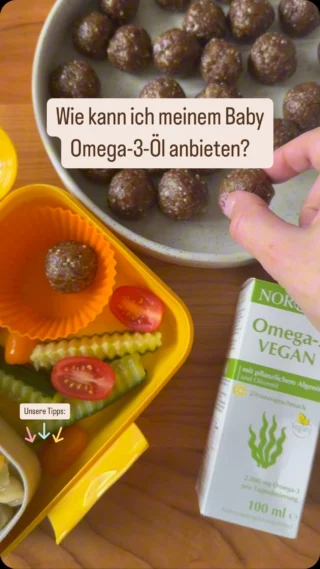 {Anzeige} Fragst du dich auch, wie du deinem Baby ein Supplement bzw. ein Omega-3-Öl anbieten kannst? Nichts leichter als das - wir zeigen dir gleich 4 Ideen, wie es sich täglich integrieren lässt. 🍝🍛🍼🥣

@norsan.de ist unser Partner der Wahl, wenn es um Omega-3-Öl für Baby, Kinder und Erwachsene geht. Das Fischöl und Algenöl für Kinder lassen sich ab Beikoststart bei Bedarf ergänzen - so könnt ihr den Bedarf (10-12 mg pro kg Körpergewicht) leicht decken.

🍅Frischkäse mit ganz klein gewürfelten Tomaten, gehacktem Basilikum und dem FISK Öl würzen und dann auf Brot, Maiswaffeln oder herzhaften Pfannkuchen anbieten.
🌰Energiekugeln aus gemahlenen Nüsse, Datteln, Nussmus, Haferflocken und etwas Algenöl zubereiten - perfekt für die Brotbox unterwegs.
🥣Das morgendliche (oder abendliche) Porrdige mit dem ALGA Zitronenöl ergänzen - schmeckt man garantiert nicht raus.
🥑Guacamole zum Dippen für Ofengemüse, Nudeln, Brotsticks kann man ebenfalls super mit dem FISK Öl würzen.

✳️Darüberhinaus kannst du es unter alle Speisen mischen, die nicht wärmer als 40 Grad sind - also in Pastasoße, Suppe, Dips, Brotaufstriche oder in den selbst hergestellten Brei.

‼️Nutze gerne unseren Gutscheincode Breifrei15 für deine erste Bestellung bei NORSAN.
#breifrei #breifreibaby #beikost