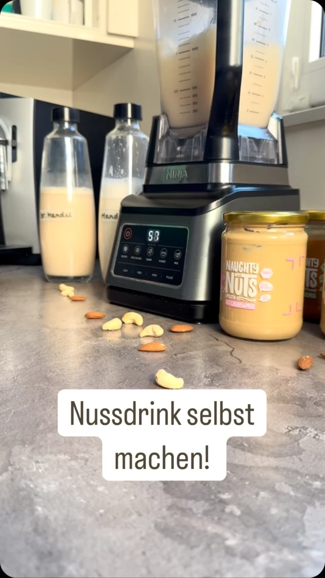 (Anzeige) 
🌰Du möchtest nährstoffreiche Pflanzendrinks ohne Zusätze? Dann mach sie einfach selbst - aus genau 2 Zutaten.🥛

❇️Alles was du brauchst, ist Nussmus oder Saatenmus sowie Wasser.

Wir lieben die cremigen und hochwertigen Nussmuse ohne Zusätze von @naughtynuts und du kannst unseren Code: BREIFREI15 nutzen, um deine Nussmus-Favoriten mit 15% zu kaufen.‼️

❇️Alle Nuss- und Saatenmus eigenen sich ab Beikostreife und lassen sich super zu Nussdrink verarbeiten:

2-3 EL Nussmus

1 Liter Wasser

im Mixer oder mit dem Pürierstab ca. 60 Sekunden mixen und in eine saubere Flasche abfüllen. Kann bis zu 3 Tage im Kühlschrank aufgehoben werden. Natürlich kannst du auch kleinere Mengen zubereiten. 🌰🥜🥛

🥧🧇Der Nussdrink eignet sich super für Backwaren, Porridge, Kuchen, Waffeln, Suppen und ähnliches.

\#beikost