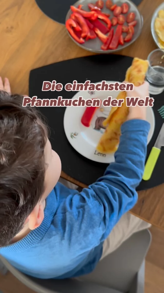 🥞Wir lieben dieses Blitzrezept - so sehr, dass es seit dem Erscheinen unseres ersten Buches “Breifrei für Babys” (bei @gu.verlag ) 2019 mindestens 1x im Monat auf dem Tisch steht.

🥕Die Möhrenpfannkuchen kannst du herzhaft oder süß servieren - als Rolle, als Dreiecke und natürlich ab Beikostreife einfach in Streifen geschnitten.

🥄 Und so gehts:
30 g Butter zerlassen. 250 g Buttermilch und zwei Eier mit einem Schneebesen verrühren. Die Butter zügig unterrühren. 180 g Dinkelmehl (z. B. von @bauckmuehle - Werbung) und ein Teelöffel Backpulver mischen. Zügig unter die Buttermilchmischung rühren. Eine Möhre putzen, schälen und grob raspeln. Mit einem Teigschaber unter den Teig heben.
1/2 EL Öl (z.B. von @byodo_naturkost - Werbung - Rabattcode in den Highlights) in der Pfanne erhitzen und nach und nach acht kleine Pfannkuchen auspacken, dabei bei Bedarf noch etwas Öl dazugeben.

🥰Unsere Lieblingskombis:
- Fest gerollt mit Rohkost und Hummus
- mit zuckerfreiem Erdbeeraufstrich bestrichen 🍓
- Mit etwas Käse und frischen Kräutern in der Pfanne bestreuen und zerlassen 🧀 🌱 

💜 Snackpiekser sind von @pieksiundgriffel Rabattcode auch in den Highlights!

Welches ist dein Lieblingsrezept, das du immer wieder kochst?

Breifrei für Babys war übrigens unser erster Bestseller und hat sich inzwischen über 100.000 mal verkauft 🤗