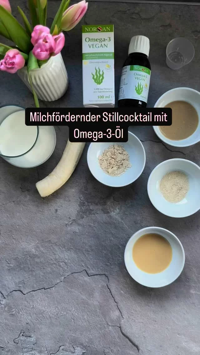 (Anzeige) - Stillst du noch?🤱🏻

Wenn ja weißt du sicher, wie viel Energie dich das kostet? Als stillende Mama ist es unglaublich wichtig, dass du genug Kalorien zu dir nimmst.🥥🥐🧈🍝

🌈Wir erinnern uns noch gut, dass wir praktisch die ganze Zeit Hunger hatten - und wenn man dann mit schlafendem Kind auf dem Sofa lag und nicht aufstehen könnte, wurde der besonders groß.

Was neben Kalorien in der Stillzeit ebenso wichtig ist: Omega-3 - dann du kannst dein Kind nur mit Omega-3 versorgen, wenn du auch top versorgt bist. Dein Bedarf liegt hier bei mindestens 300-500 mg, davon mind. 200 mg DHA - und die Resorption ist deutlich besser, wenn du es zu einer fettreichen Mahlzeit einnimmst.

🫙Der Still-Cocktail ist perfekt für Supplemente und wir ergänzen natürlich mit dem Omega-3-Öl von @norsan.de .
So kannst du den Cocktail zubereiten:

1 reife Banane🍌
1 TL Weizenkleie
1 TL Hefeflocken
1 TL Mandelmus
1 TL Tahin
125 ml Milch (bzw. Pflanzendrink deiner Wahl)🥛
Alle Zutaten pürieren. Wahlweise noch 1/2 TL Rohkakao ergänzen.

❇️Nutze gerne unseren Code: Breifrei15 für deine erste Bestellung bei @norsan.de