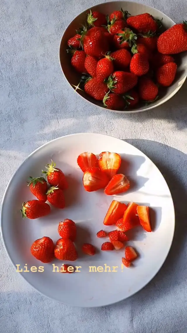 🍓🍓🍓Sind Erdbeeren für Babys geeignet?

👶Dein Baby darf Erdbeeren essen!

🍓Erdbeeren sind:
✳Heimisches Superfood
✴Reich an Vitamin C und verschiedene Antioxidantien
✳Säuerlich bis sehr süß
✴Als Rohkost, in Müsli, Muffins, Kuchen, Kompott oder zuckerfreier Konfitüre

❗Dein Baby muss auf keinen Fall auf die süße rote Frucht verzichten! Du darfst Erdbeeren ab dem Beikoststart (Beikostreife) anbieten.
Erdbeeren sind also absolut breifreitauglich! Wie du sie als Rohkost anbieten kannst, haben wir dir in einem der letzten Feedposts schon genauer gezeigt.

⚠️Eine leichte Reaktion nach dem Verzehr (wie ein Ausschlag um den Mund herum) muss nicht automatisch eine allergische Reaktion sein, sondern kann auch nur eine leichte Reaktion bei Erstkontakt sein oder eine vorübergehende Unverträglichkeit zeigen, die sich wieder legt.
Der Auslöser könnte auch der hohe Säurewert von Erdbeeren sein.

🌱Du solltest - wenn möglich - auf regionale Bio-Erdbeeren aus Deutschland zurückgreifen und die Früchte gründlich in Wasser einweichen und abwaschen. Generell sind Bio-Lebensmitteln weniger stark belastet als konventionelle Produkte.

#breifreibaby 

Hat dein Baby schon mal Erdbeeren gegessen?