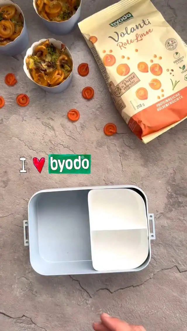 Diese Pasta Muffins sind einfach perfekt für die Brotbox 🎒 – sie lassen sich super vorbereiten, sind handlich, lecker und vollgepackt mit guten Nährstoffen 💚

Ich hab sie mit der proteinreichen Hülsenfrüchte-Pasta von Byodo gemacht – einmal mit Volanti aus roten Linsen und einmal mit Cellentani aus grüner Erbse. Eine richtig tolle Möglichkeit, schon den Kleinsten mehr pflanzliches Protein auf den Teller zu bringen 💪🏼✨

💚 @byodo_naturkost begleitet uns seit langem in der Küche – besonders das milde Brat-Olivenöl und die verschiedensten Nudelsorten sind hier immer vorrätig.
Mit dem Code breifrei10 bekommt ihr im Byodo-Onlineshop Rabatt auf viele tolle Produkte (z. B. Öl, Pasta & Snacks To Go !).

🥄 Tipp für Beikoststarter:innen:
Die Muffins einfach halbieren oder klein schneiden – sie sind schön weich & damit ideal für kleine Hände (und neugierige Münder 😋).

📌 Rezept für ca. 12 Stück:
• 150 g Brokkoli
• 150 g Pasta von Byodo (rote Linsen oder grüne Erbse)
• 3 Eier
• 175 ml Milch
• 1 Prise Muskatnuss
• 1 TL Paprikapulver (edelsüß)
• 2 TL Kräuter der Provence
• 50 g Champignons (gewürfelt)
• 50 g geriebener Käse
• 1 EL Byodo Brat-Olivenöl mild (für die Form)

👩‍🍳 Zubereitung:
1️⃣ Brokkoli & Pasta ca. 5–6 Min. bissfest garen, abgießen.
2️⃣ Ofen auf 180 °C vorheizen, Muffinform einfetten.
3️⃣ Eier, Milch & Gewürze verquirlen.
4️⃣ Alle Zutaten vorsichtig vermengen & in die Förmchen füllen.
5️⃣ Ca. 25 Min. backen, auskühlen lassen & genießen.

🍱 In der Box heute:
🥬 Pasta Muffins
🫐 Brombeeren & Himbeeren

Für uns ist das ein schnelles, leckeres, nährstoffreiches & babyfreundliches Mittagessen – auch unterwegs oder auf dem Spielplatz ein Hit!

Und für noch mehr Freude am Essen: die süßen Snackpiekser von Pieski & Griffel 🧡
Rabatt gibt’s hier auch mit dem Code BREIFREIBABY.

#breifreibaby #byodo