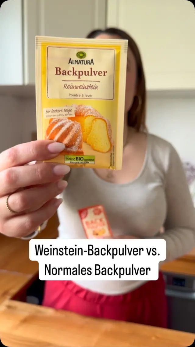 👼🏻Für Babys wird Weinstein-Backpulver empfohlen. Dieses enthält keine Diphosphate sondern Weinstein als Säuerungsmittel. Phosphate sind umstritten, weshalb Weinstein-Backpulver insbesondere für die Babyküche die bessere Wahl scheint.

❇️Von den Inhaltsstoffen gesehen ist das auch der Fall. Wir persönlich verwenden in Ausnahmefällen trotzdem herkömmliches Backpulver, und zwar dann, wenn wir einen eifreien Kuchen  backen oder ein besonders luftiges veganes Backergebnis erreichen wollen.

🥚wenn man ohne Eier backt, kann Weinstein Backpulver nicht ausreichend sein, um dem Teig die gewünschte Konsistenz  zu verleihen. 

🥞🧇 einfache Backwaren wie Pfannkuchen oder Waffeln funktionieren hervorragend mit Weinstein Backpulver, auch wenn sie ohne Ei gebacken werden.
🧁🍰 Kuchen und Torten sowie Tortenboden ohne Ei backen wir mit herkömmlichen Backpulver.
#blw breifrei #breifreibaby