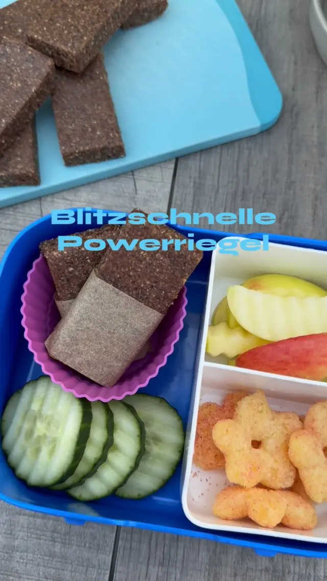🍫 Power-Riegel fürs Picknick, die Kita oder einfach Zwischendurch!

Unser Rezept ist perfekt für Babys & Kleinkinder – ohne zugesetzten Zucker, dafür mit viel Energie!

✨ vegan – glutenfrei – milchfrei

In 15 Minuten vorbereitet, kaltgestellt & fertig für die Snackbox!

👉 Speichern nicht vergessen & weitersagen!

Für 14 Stück

🥄 Zutaten:
200 g getrocknete Soft-Feigen
75 g Walnüsse
60 g Mandeln
1 TL Kakao

Außerdem:
Auflaufform (ca. 15 x 15 cm)
Backpapier oder Butterbrotpapier

🥣Zubereitung:
1. Die Feigen, Walnüsse, Mandeln und den Kakao in einen Hochleistungsmixer geben und mehrfach pulsierend kleinmixen, bis eine feine, klebrige Masse entsteht.

2.Eine rechteckige Auflaufform mit Backpapier oder Butterbrotpapier auslegen, die Masse hineindrücken und fest andrücken.
Mindestens 8 Stunden kalt stellen.
Dann mit einem scharfen Messer in ca. 2 × 7 cm große Riegel schneiden.

 Tipp:
Du kannst verschiedene Nüsse (z. B. Cashews, Haselnüsse, Erdnüsse) und Trockenfrüchte (z. B. Cranberries, Aprikosen, Rosinen, Datteln) verwenden.

❄️ Breifrei-Tipp:
Die Riegel lassen sich super einfrieren und bei Bedarf auftauen.
Im Kühlschrank in einer Box 2–3 Tage haltbar.

Die Riegel sind ab Beikostreife geeignet. Apfel für Babys unbedingt gedünstet anbieten!

#breifreibaby