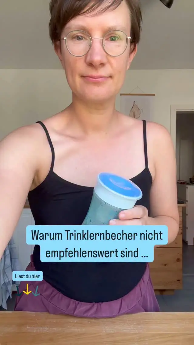 Trinklernbecher sehen super praktisch aus:
✅ auslaufsicher
✅ leicht zu greifen
✅ bruchsicher

Aber: Sie fördern kein gesundes Trinkverhalten.
❌ Die Zunge liegt beim Trinken nicht in der richtigen Position
❌ Das natürliche Schluckmuster wird unterdrückt
❌ Sprachentwicklung & Kieferentwicklung können beeinträchtigt werden

Unsere Empfehlung:
👉 Biete deinem Baby von Anfang an offene Gefäße an – auch unterwegs!
Das fördert eine gute Zungenlage, Mundmotorik und langfristig gesunde Essgewohnheiten.

Rund um das Thema Wasser trinken, und was die richtigen Trinkgefäße sind, klären wir ausführlich in unserem Onlinekurs auf. Du willst mehr Infos dann schick uns einfach ein 🤍.

#trinklernbecher #babytrinken #mundmotorik #sprachentwicklung #beikost #breifrei #breifreibaby