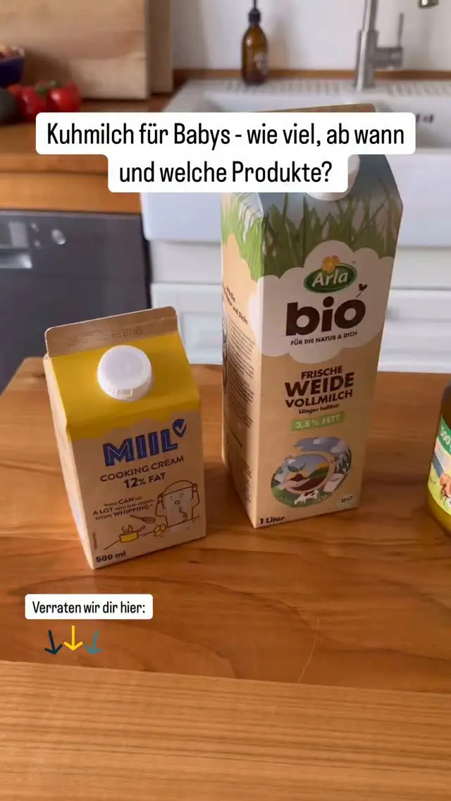 Du bist beim Beikoststart und fragst dich, wie viel Kuhmilch dein Baby essen darf?

Hier kommt die Orientierung – basierend auf den offiziellen Empfehlungen (DGE):

🧀 Ab Beikostreife max. 200 ml Kuhmilch bzw. Produkte aus Kuhmilch täglich – und zwar verarbeitet, z. B. in:
– Porridge, Milch-Getreide-Brei
– Joghurt, Quark, Käse (kleine Mengen, z.B. Dip oder Brotaufstrich)
– Waffeln, Pfannkuchen, Soßen

🚫 Keine Kuhmilch als Getränk im 1. Lebensjahr!
👉 Der Proteingehalt ist zu hoch – das kann die Nieren belasten und andere Lebensmittel verdrängen.

💡 Ab dem 2. Lebensjahr: max. 300 ml pro Tag – wenn dein Kind schon gut isst.

Mehr Infos dazu findest Du in unserer kostenlosen Liste mit ungeeigneten Lebensmitteln, die du dir umsonst runterladen kannst. Einfach auf www.breifreibaby.de downloaden. 

#kuhmilch #babyernährung #beikoststart #blw #breifrei #breifreibaby
