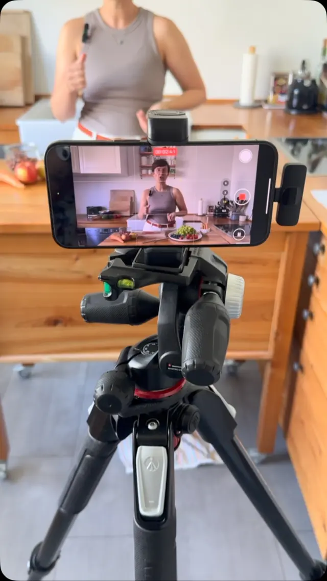 🍼 Sichere Ess-Umgebung – So schützt du dein Baby beim Essen!

Wusstest du, dass viele Unfälle beim Essen gar nichts mit dem Essen selbst zu tun haben – sondern mit der Umgebung? 😯

👉 Mit ein paar einfachen Handgriffen kannst du dafür sorgen, dass dein Baby sicher isst – ohne Stress, ohne Angst.

Unsere 3 wichtigsten Tipps:
1️⃣ Nie im Liegen oder Halbliegen füttern – Hochstuhl oder Schoß nutzen
2️⃣ Baby beim Essen niemals unbeaufsichtigt lassen
3️⃣ Heiße Speisen außer Reichweite – Verbrennungsgefahr!

💡 Eine gut vorbereitete Umgebung schützt nicht nur vor Verschlucken, Verbrennen oder Stürzen –
sie hilft auch beim Aufbau positiver Ess-Rituale und entlastet dich im Alltag!

Das Beste:
All diese Tipps und viele weitere zeigen wir dir in unserem Onlinekurs „Beikost-Onlinekurs - einfach, sicher und gesund zum Familientisch“ – die Kosten werden
von allen gesetzlichen Krankenkassen bezuschusst oder sogar komplett übernommen!

Du willst mehr erfahren oder dich endlich sicher fühlen beim Beikoststart?
Dann kommentiere ein 🤍 – wir senden dir den Link zum Kurs direkt per DM!

#beikoststart #sicheressen #babyernährung #breifrei #elternwissen #kindersicherheit #breifreibaby