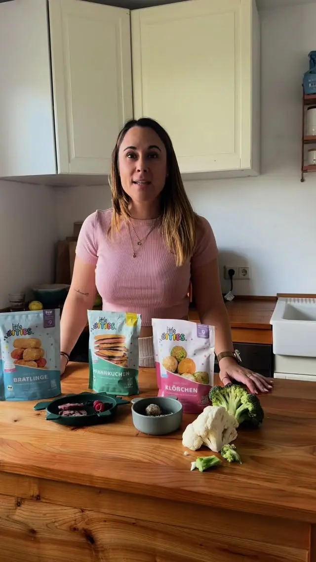 🥦Du willst für dein Baby gesund kochen – aber manchmal fehlt einfach die Zeit? 
Pfannkuchen zubereiten? Bratlingteig herstellen? Oder mit frischen Zutaten ein kleines Menü zaubern?
🥕Klar, alles super… aber nicht immer möglich zwischen Zahnen, Wäsche und „Mamaaaaaa“ aus dem Wohnzimmer 😅 Oder wenn wir vergessen haben fürs Wochenende einzukaufen. Diese Tage kennen wir doch alle …

💡 Deshalb feiern wir @littlebities_babynahrung !
Die Bio-Trockenmischungen sind:
✅ zu 100 % Bio
✅ ohne Salz, Zucker & Zusatzstoffe
✅ perfekt für breifreie Beikost UND Familienkost
✅ in wenigen Minuten fertig
✅ ideal für Gläschenreste oder Meal Prep

🧡 Unser Tipp zum Einstieg:
👉 das Mix & Match Starter-Set mit Pfannkuchen, Bratlingen und Klößchen (oder z.B. eurer Lieblingssorte gleich dreimal)

Spare exklusiv mit unserem Code: breifreiSET
🗓️ gültig vom 05.09. bis einschließlich 20.09.25

📩 Kommentiere „🥞“ und wir schicken dir den Link direkt per DM.

Und das Beste? Du bekommst sie jetzt nicht nur online, sondern auch direkt bei Müller Drogeriemarkt – oder kannst sie dort online bestellen und in deiner Filiale abholen. Mega praktisch, oder?

#breifreibaby #littlebities